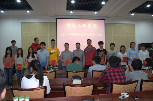 何卫军副书记、杜养军老师为“先进工作者”颁奖 何卫军副书记、杜养军老师为“先进工作者”颁奖