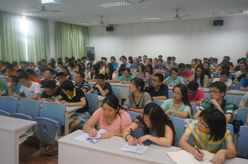 毕业生认真聆听记录 毕业生认真聆听记录