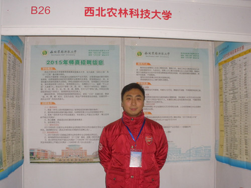 在学校招聘会展位前 在学校招聘会展位前