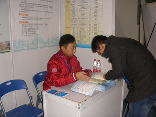 向应聘者耐心介绍 向应聘者耐心介绍