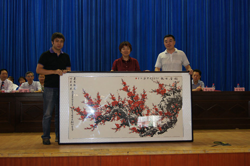 李书琴院长接受校友捐赠 李书琴院长接受校友捐赠