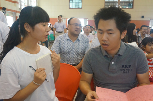 陆铖校友接受学生记者采访 陆铖校友接受学生记者采访