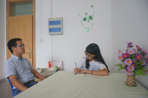 陈向东校友接受学生记者采访 陈向东校友接受学生记者采访