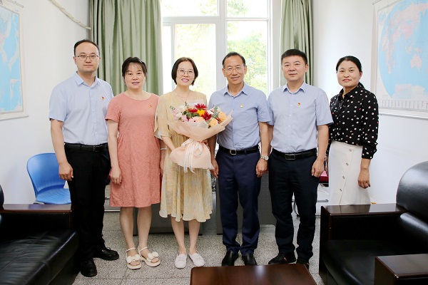 闫祖书看望慰问Happy漫画
杨沛副教授 - 副本.jpg