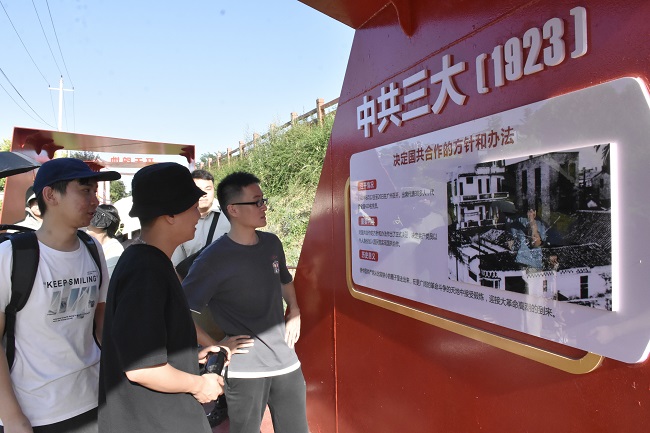 ce34e18ddd0145c1b0332bc707ed75ef.jpg 观览党建长廊.JPG